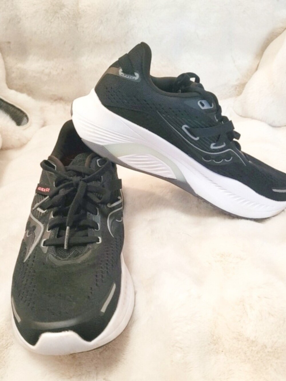 Saucony Guide 16,  Black and White Women's Running Shoes, Size 9. Like New!